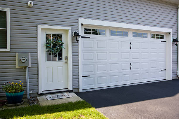 24/7 Emergency Garage Door Panel Replacement experts in South Taft, CA